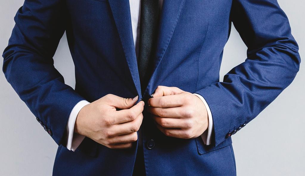 Analiza danych biznesowych na ekranie laptopa