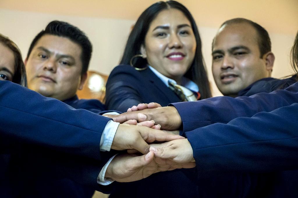 Planowanie strategiczne - zespół ekspertów analizujący dane biznesowe przy wielkim ekranie